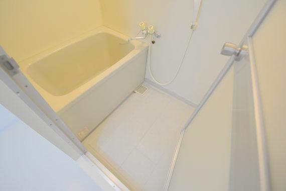 バス・シャワールーム　広めのお風呂は一日の疲れを癒してくれます。