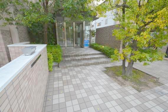 エントランス　オシャレなエントランスは安心のオートロック付きです。