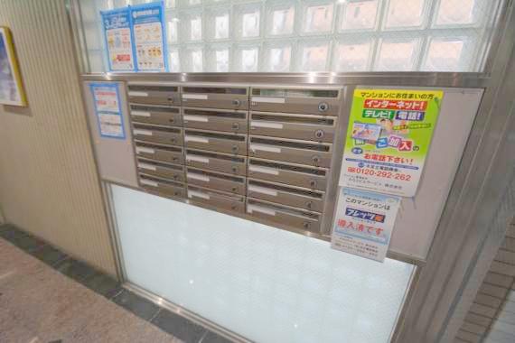 ロビー　ロビーにある各部屋毎のメールボックス。