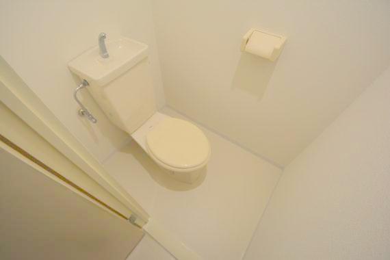 トイレ　清潔感のあるトイレは、誰もがリラックスできる空間です。