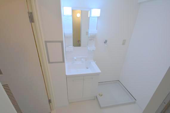 洗面設備　身支度が出来る独立洗面台です。