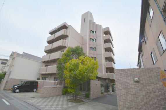 建物外観　落ち着いた色合いの綺麗なマンションです。