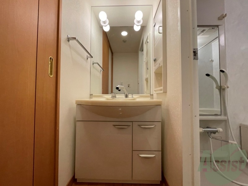 洗面設備　独立洗面台です！鏡にはくもりどめ機能も付いてます。