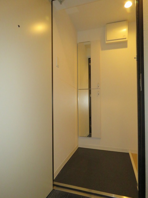 玄関　広々としたリビングです！