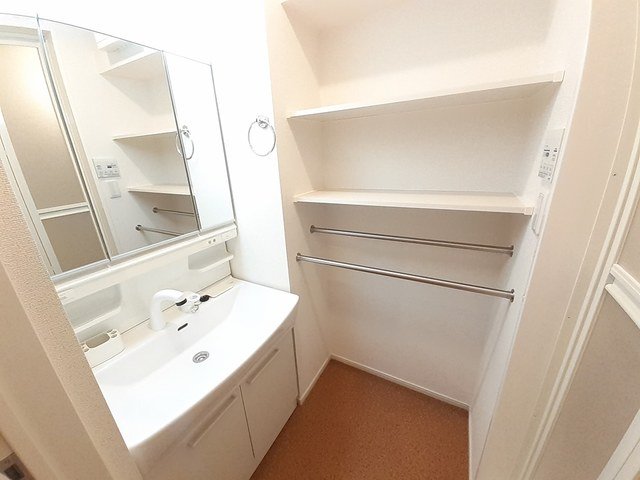 洗面設備　ゆったりとスペースのある洗面所