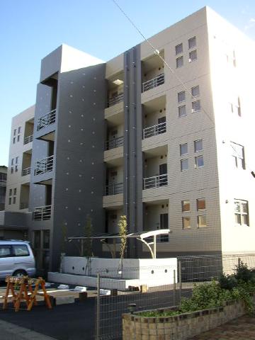 建物外観　外壁塗装中