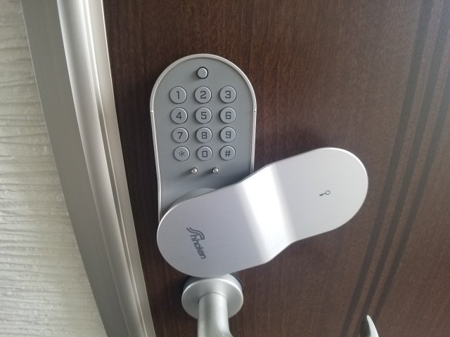 玄関　玄関扉はオートロック仕様なので閉め忘れの心配もなし♪