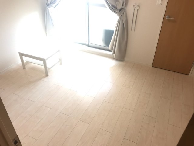 居室・リビング　お部屋は白を基調とし、爽やかな雰囲気です♪
