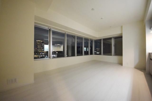 居室・リビング　夜景の望めるリビング