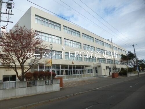 中学校　札幌市立栄南中学校（中学校）まで1105m