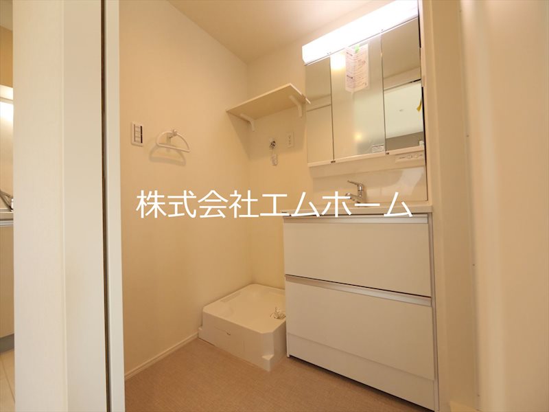 洗面設備　脱衣所　独立洗面台(シャンプードレッサー)室内洗濯機置き場