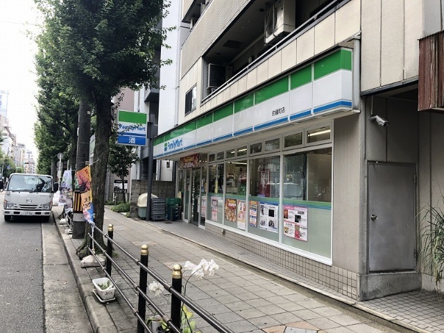 コンビニ　ファミリーマート釣鐘町店（コンビニ）まで69m