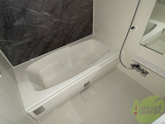 バス・シャワールーム　バスルームはこちら、追い焚き機能もあり広い浴槽がいいですね