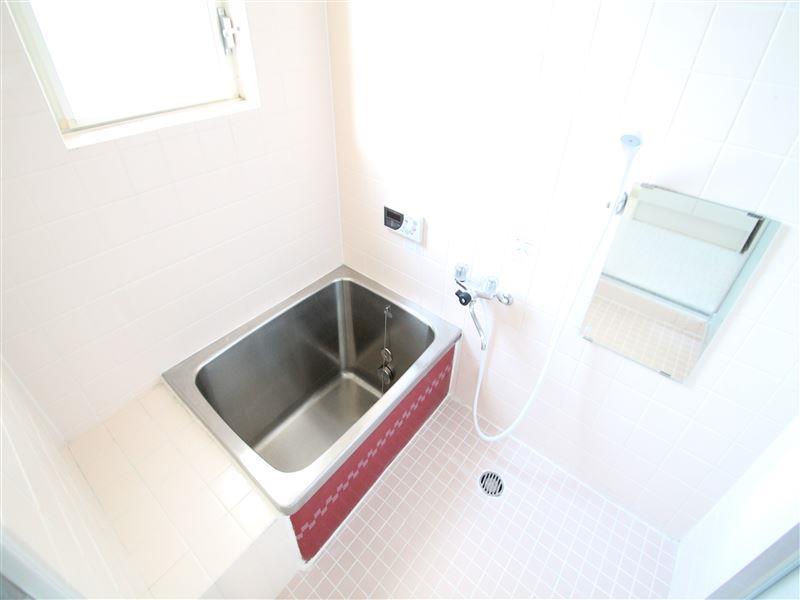 バス・シャワールーム　少し小さめですが窓があります！