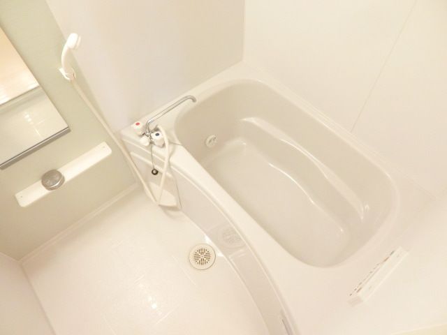 バス・シャワールーム　便利な追い焚き機能、浴室乾燥機付き