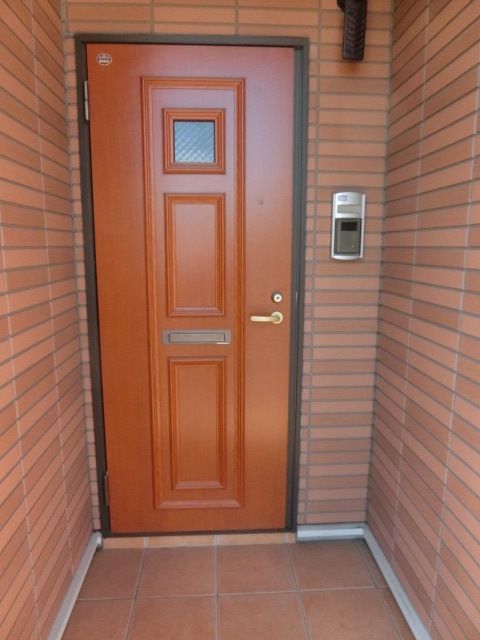 セキュリティ　インターフォン付きの玄関