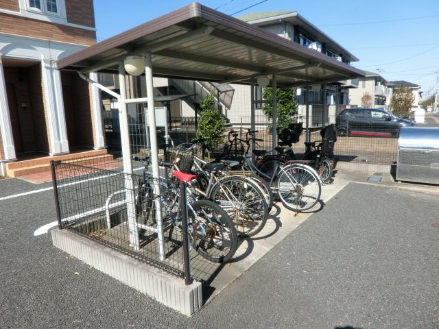 エントランス　駐輪場有ります。