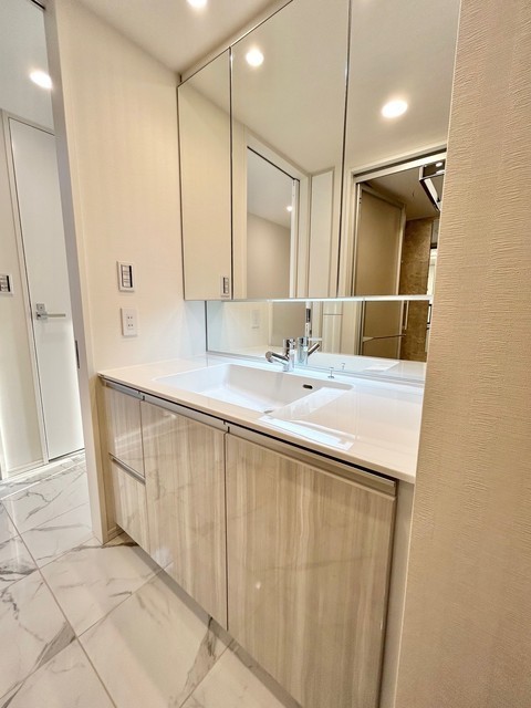 洗面設備　三面鏡付洗面化粧台