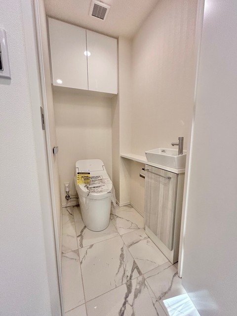 トイレ　温水洗浄暖房便座付タンクレストイレ・手洗