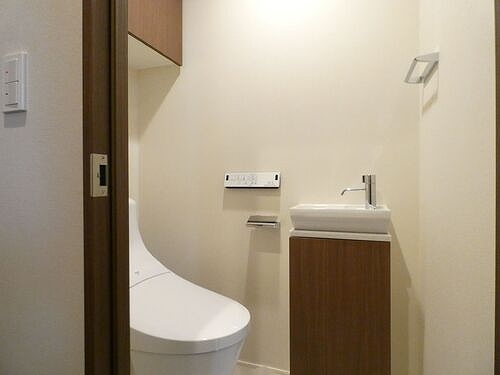 トイレ　手洗いカウンター付き