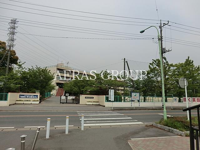 中学校　三郷市立彦糸中学校（中学校）まで864m