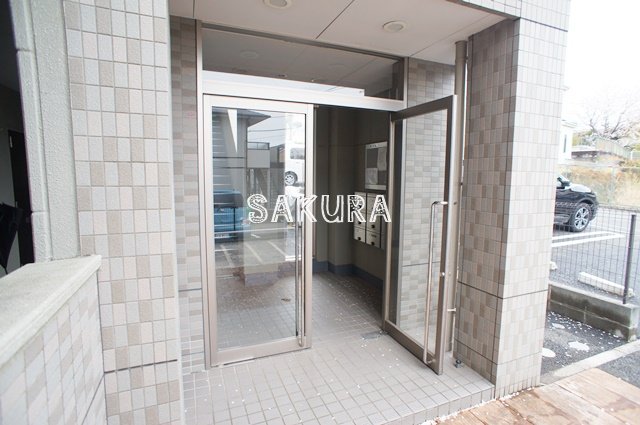 エントランス　重厚感のある建物デザイン♪