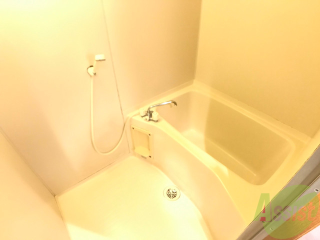 バス・シャワールーム　浴室はゆったりと浸かれるサイズ感ですね。