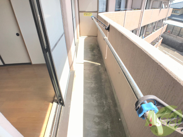 バルコニー　バルコニーは日当たりも良いので洗濯物もよく乾きそうですね。
