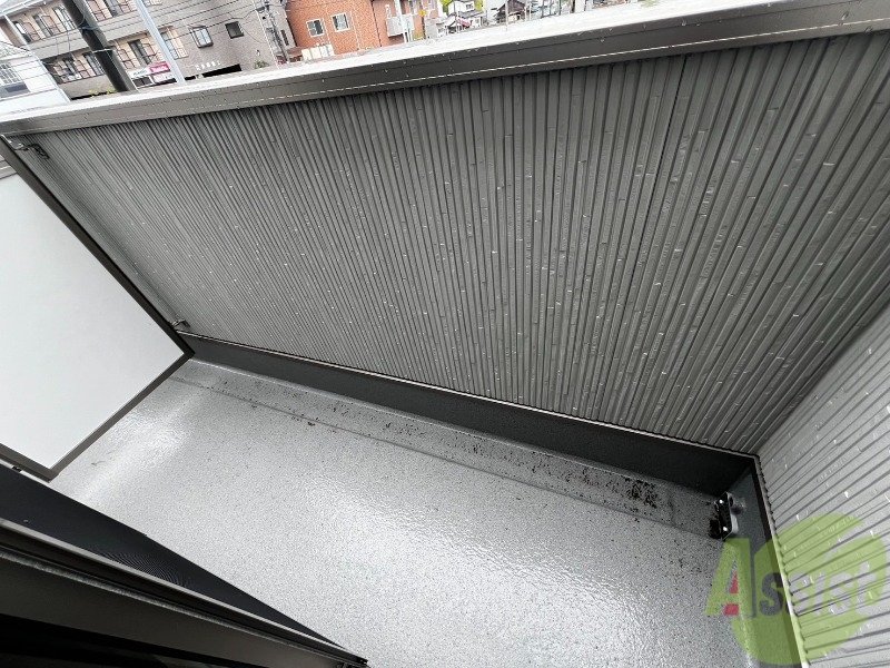 バルコニー　バルコニーは洗濯物を干すのに十分な広さがありますね。