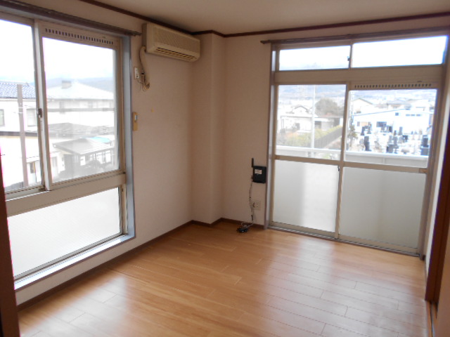 居室・リビング　東面居室（エアコン完備）・北面に換気採光窓あり