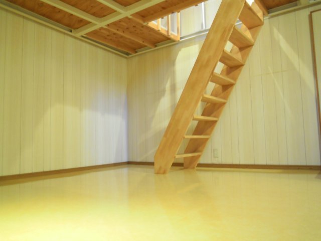 居室・リビング　８.５帖の広い洋室。