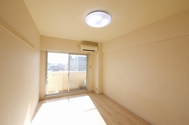 居室・リビング　明るい日差しが入るお部屋です。