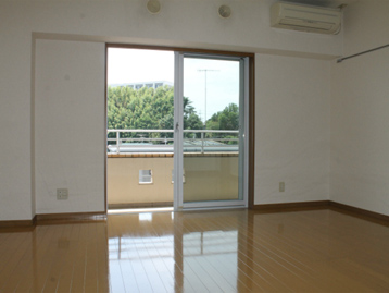 居室・リビング　角部屋の為　側面にも窓があり明るい室内です。