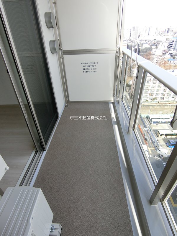 バルコニー　ガラス張りで朝日の入るベランダ