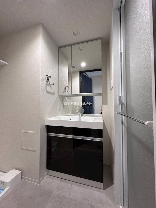 洗面設備　身支度に便利な独立洗面台