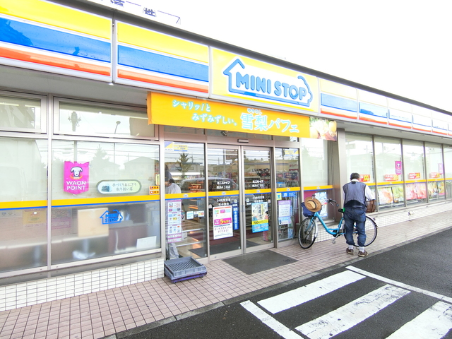 コンビニ　ミニストップ鹿浜4丁目店（コンビニ）まで165m
