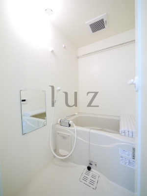 バス・シャワールーム　清潔感のあるゆったりバスルームです。