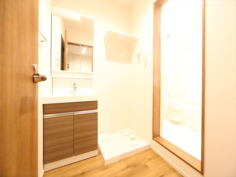 洗面設備　脱衣所　独立洗面台（シャンプードレッサー付）　同仕様写真