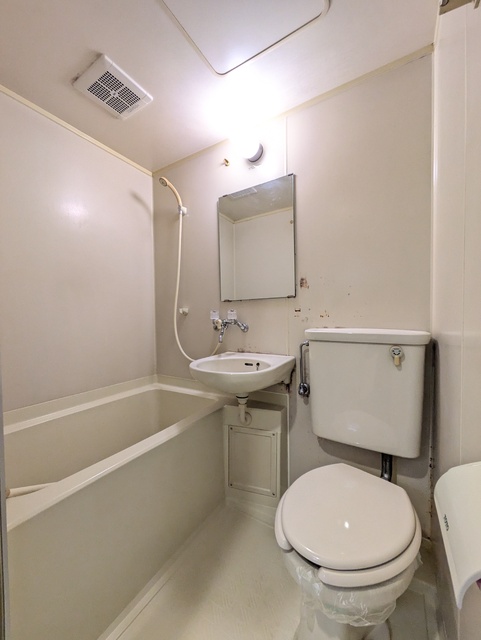 バス・シャワールーム　ユニットバス　※クリーニング前の参考画像です