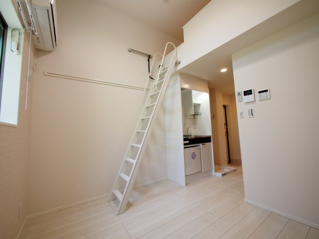 居室・リビング　天井が高くて解放感のある居室