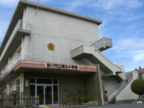 小学校　城北小（小学校）まで906m