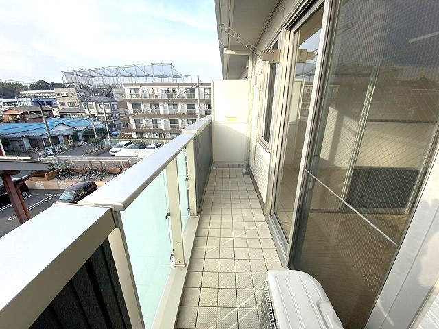 バルコニー　バルコニーは西向きです♪お昼から夕方に日が入ってきますよ ！