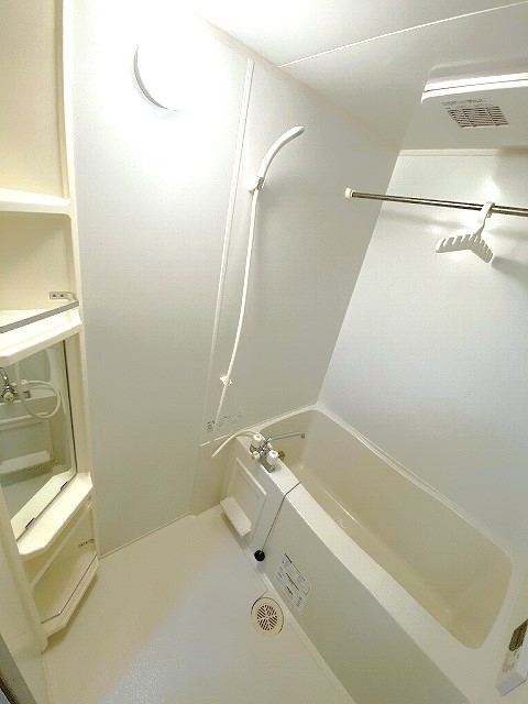 バス・シャワールーム　追い焚き機能・浴室暖房乾燥機付きバスルームです♪物干しバーも