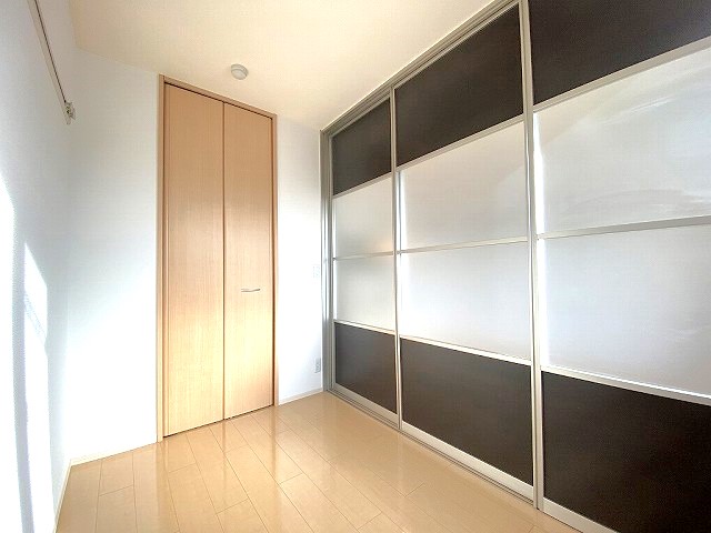 その他部屋・スペース　西向き洋室3帖☆ウォークインクローゼットがあります！リビング