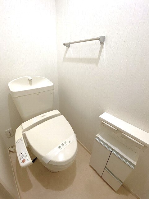 トイレ　トイレは温水洗浄便座付き♪人気のバストイレ別です♪小物を置け