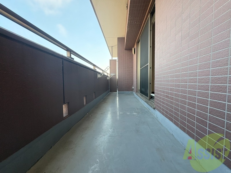 バルコニー　バルコニーは幅があり、広い印象を受けました。