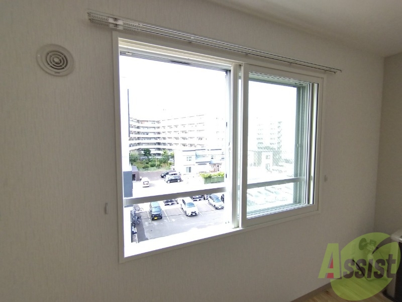 バルコニー　窓からの日光は気持ちを明るくしてくれますよ。