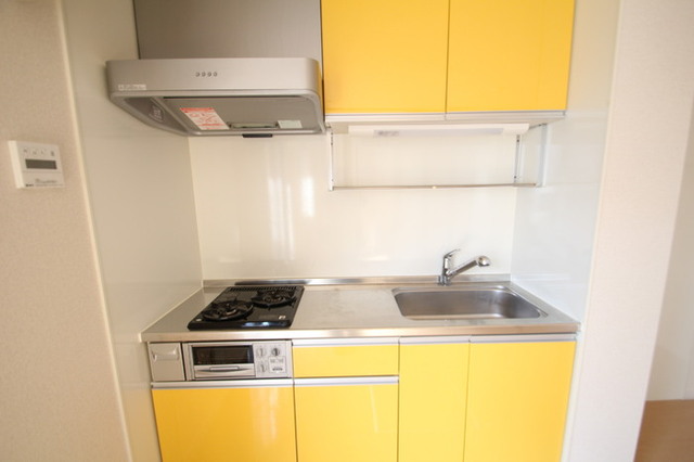 キッチン　明るいカラーのキッチンはガス２口グリル付き！