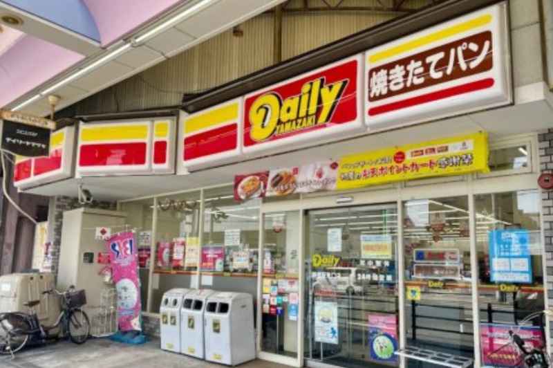 コンビニ　デイリーヤマザキ浪速桜川岡本酒販店（コンビニ）まで222m