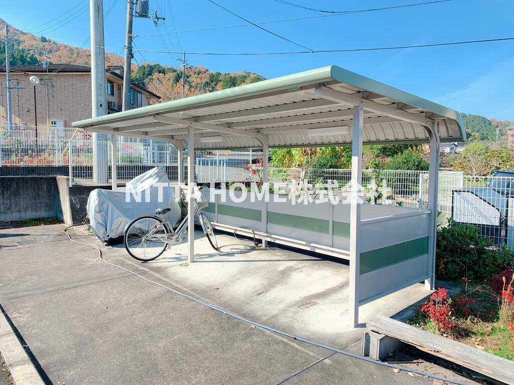 その他設備　屋根付きの駐輪場は無料です◎